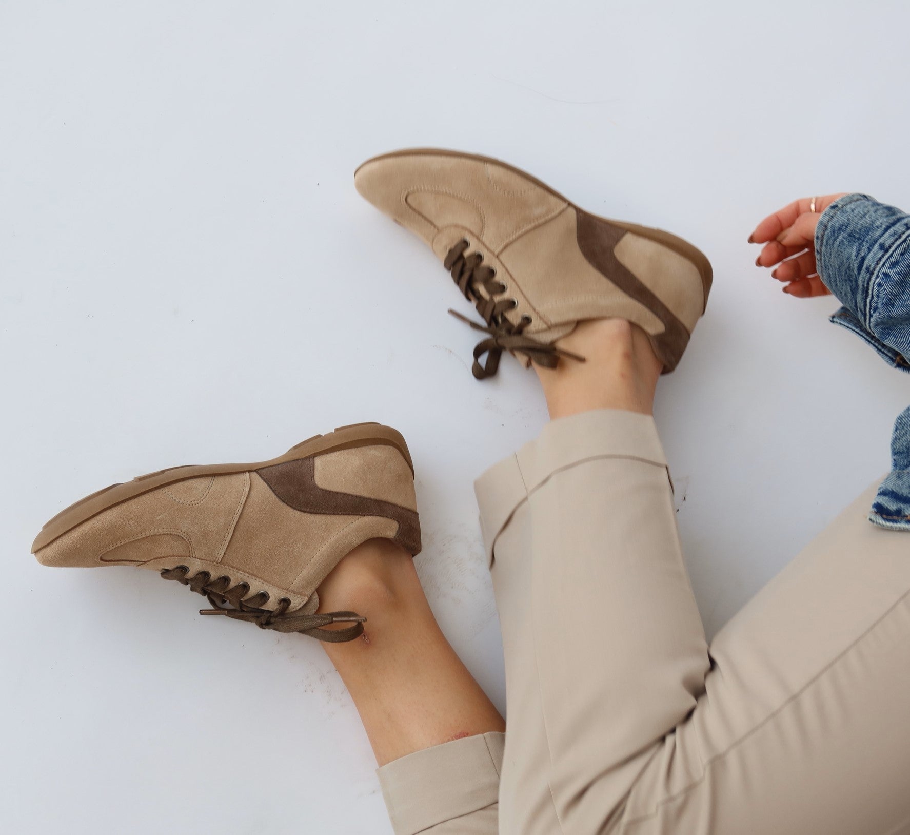 כל הדרכים לניקוי נעלי זמש