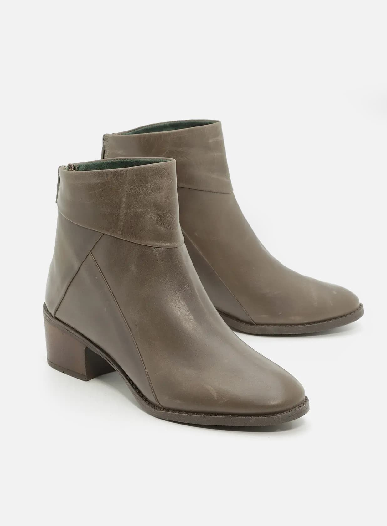 יעל-מגפון-מבריק-רוכסן-אחורי