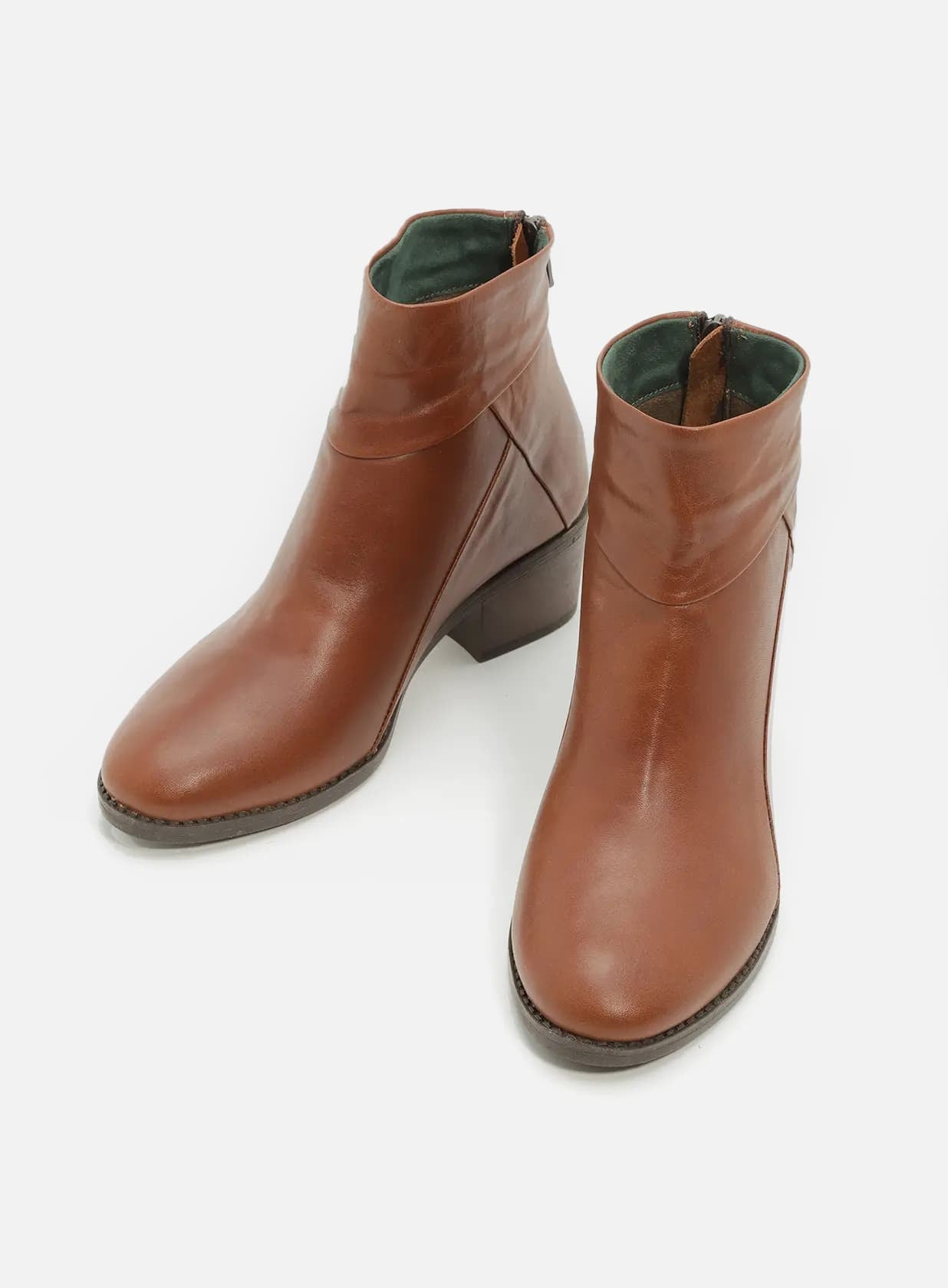 יעל-מגפון-מבריק-רוכסן-אחורי