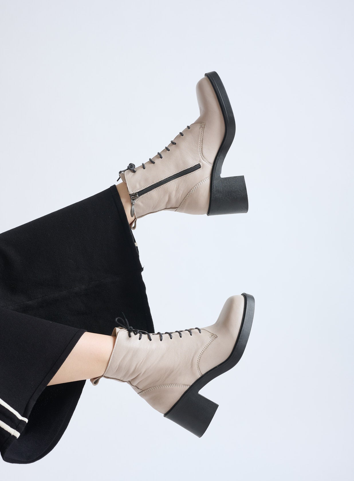 מגפונים-מעור-עם-שרוכים-מנהטן