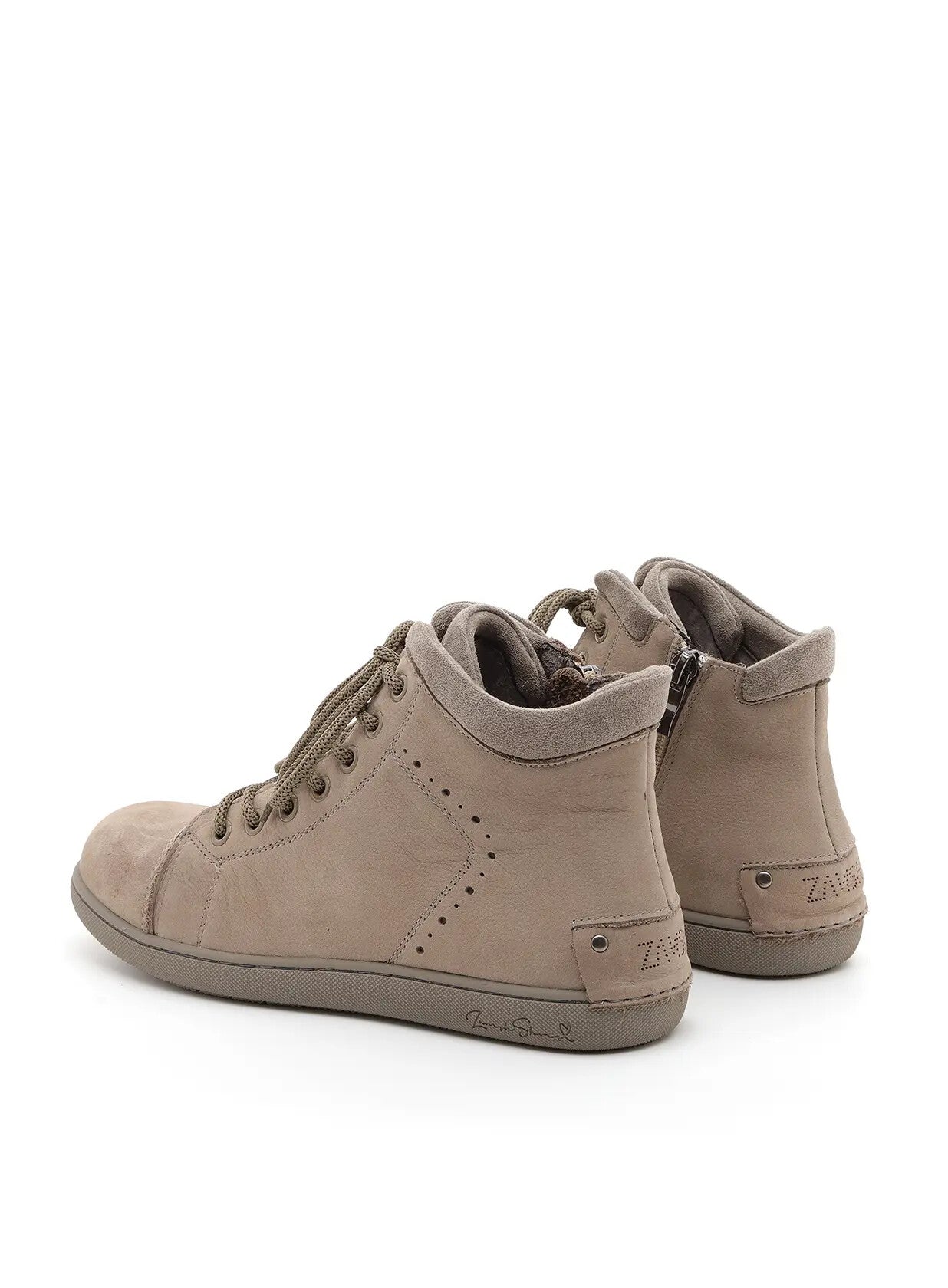 הילה-סניקרס