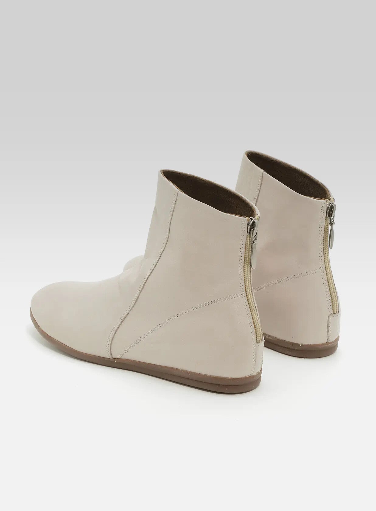 גאיה-מגפון-3-4-קלאסי-רוכסן-אחורי