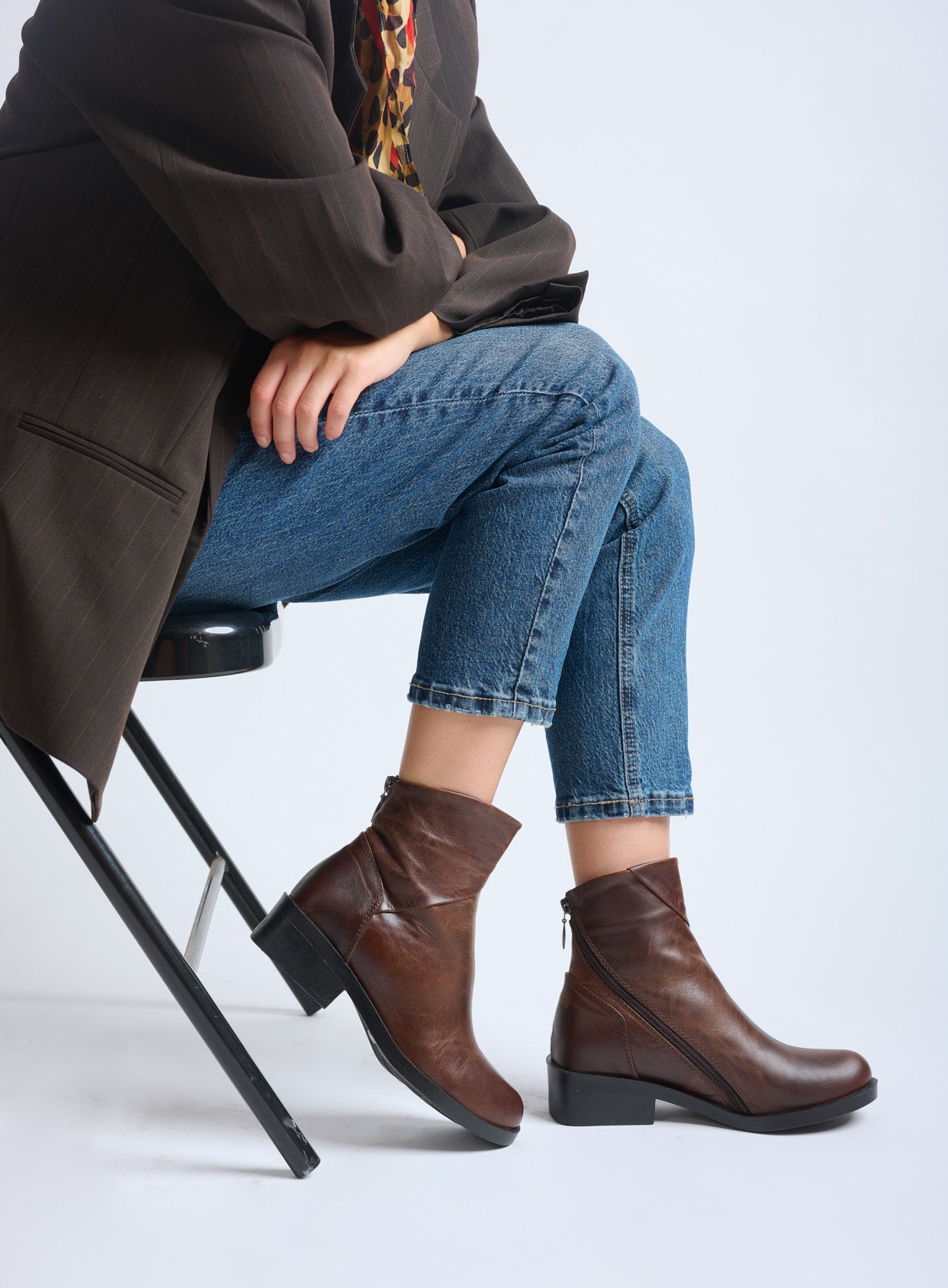 מגפונים-מעור-עם-רוכסן-אלכסון-ורמונט