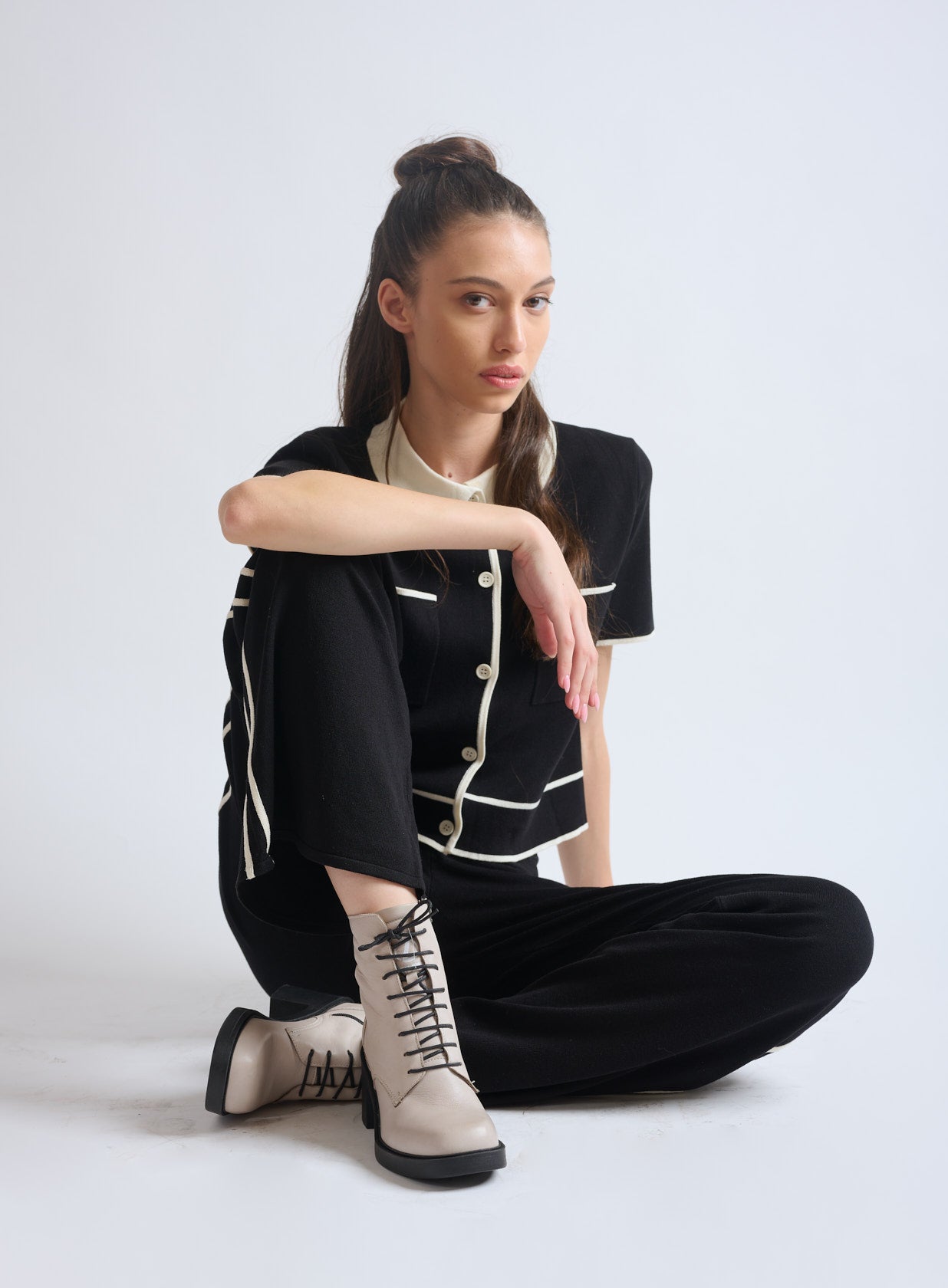 מגפונים-מעור-עם-שרוכים-מנהטן