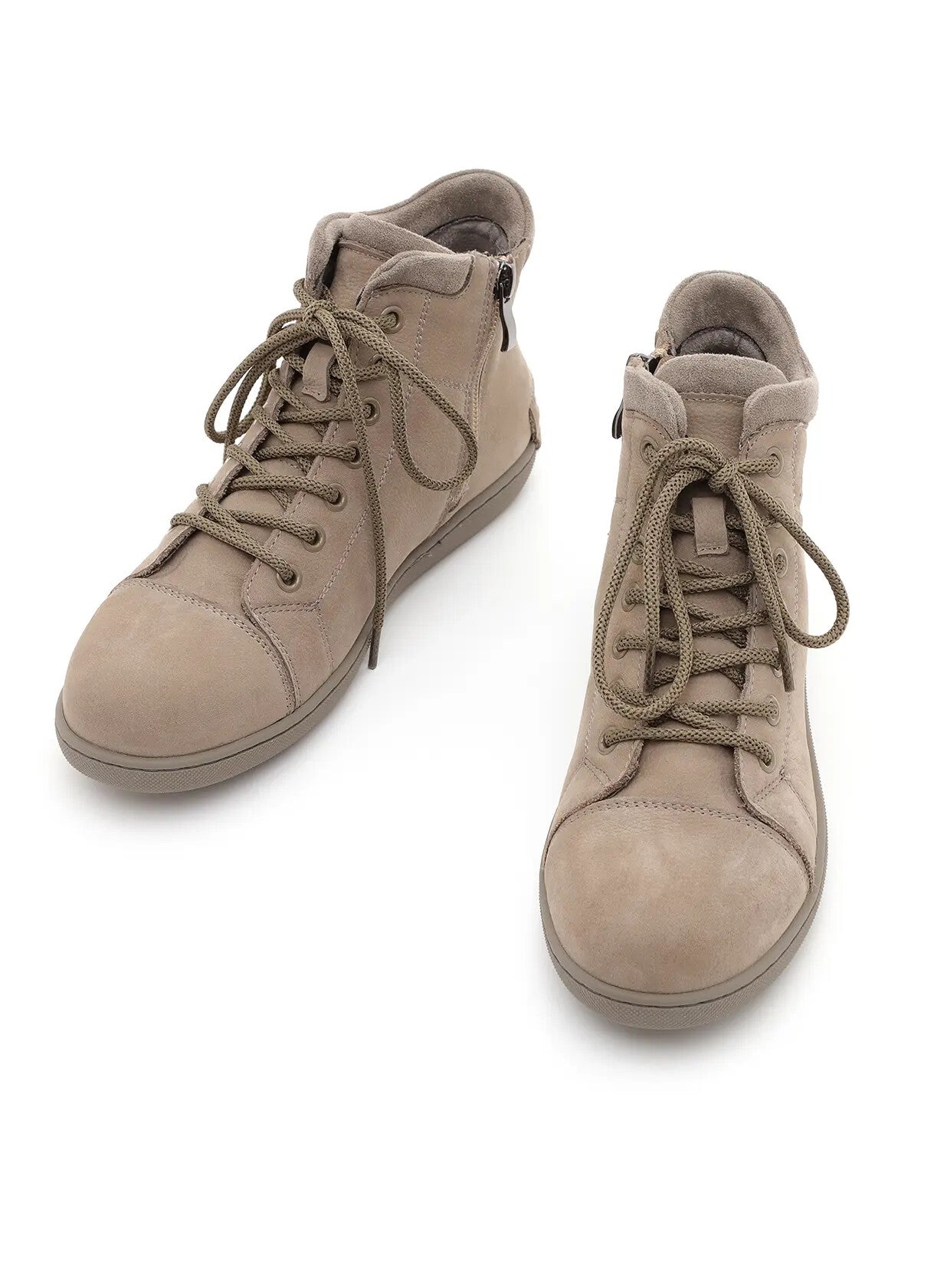 הילה-סניקרס