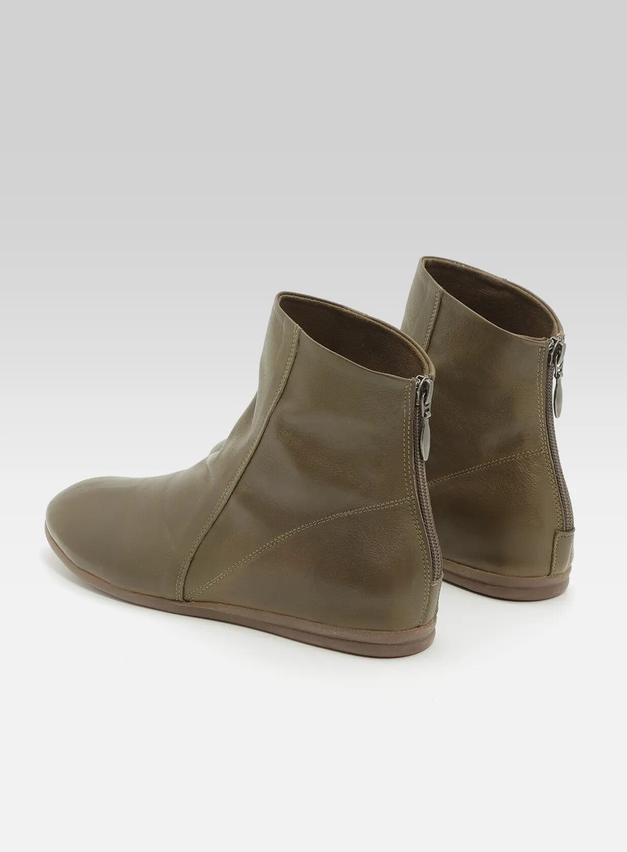 גאיה-מגפון-3-4-קלאסי-רוכסן-אחורי