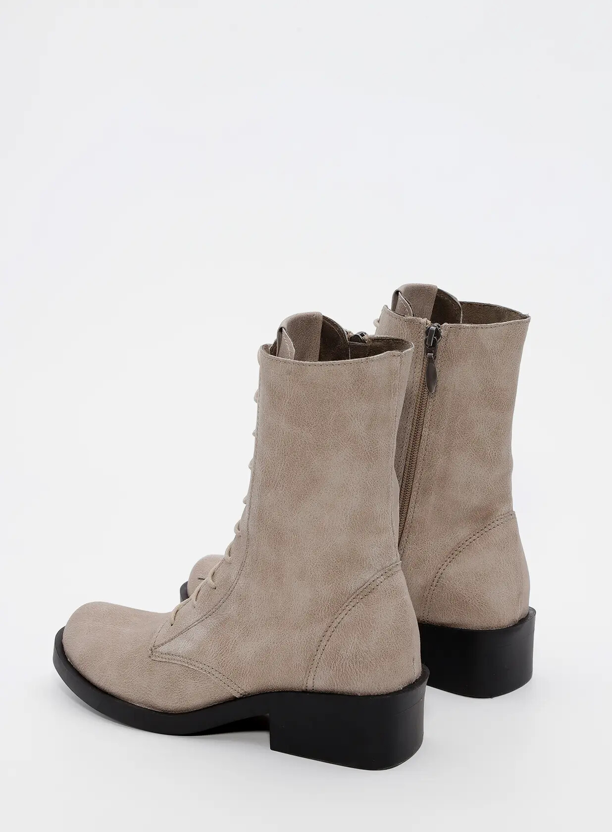 מגפונים גבוהים טבעוניים עם שרוכים - סקרלט